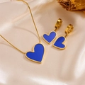 Detailansicht des goldenen Herz-Halsketten- und Ohrring-Sets aus Edelstahl mit blauem Inlay - K302 Blaues Muschel-liebesherz-set