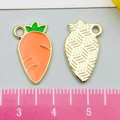 Ciondolo carota in smalto arancione e oro con righello per riferimento misura - 1 Pezzo Carota Arancione 19x10mm