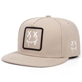 Dettaglio del cappellino snapback kaki con ricamo XX smiley e struttura a 5 pannelli - Regolabile / Cachi