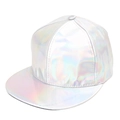 Makro-Detail des regenbogenfarbenen reflektierenden Laser-PU-Leders auf einer Snapback-Kappe - Verstellbar / Silber