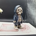 Detail der Skelett-Alien-Figur im blauen Hoodie für die Garten- und Hausdekoration - Marineblau