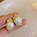 Boucles d'oreilles clips dorées vintage avec perles blanches et pompons, présentation à la main - 31# Clip-on - Géométrique Irrégulier Or