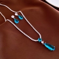 Nahaufnahme von blauem Zirkon-Schmuckset mit silberner Halskette und Ohrringen - Blau (2-teiliges Set)