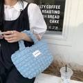 Hellblaue Handtasche mit Blasenstruktur, gerüschtem Griff und Webetikett im Freizeitlook - Blau
