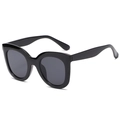 Occhiali da sole cat-eye da donna con montatura nera e lenti scure grigie sfumate - C01 Nero