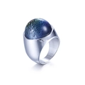Minimalistischer Edelstahlring in Silber mit rundem blauem Glaskuppel-Stein auf Weiß - US 6 / Himmelblauer Sternenhimmel (KR88911S-K)