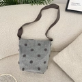 Graue Wolle Beuteltasche mit dunklen Punkten und breitem braunem Schultergurt - Grau (Grau mit dunkelgrauen Punkten)