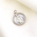 Dettaglio del ciondolo della Vergine Maria con rilievo argento e bordo in cristallo - Ciondolo Rotondo Religioso della Vergine Maria Argento