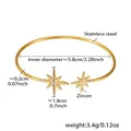 Vue détaillée du jonc en acier doré avec motif d'étoile serti de zircon brillant - Style Étoile Polaire (Z451) / Or