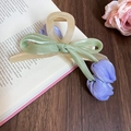 Détail de la pince à cheveux en résine crème avec nœud en satin vert et tulipes mauves - Style Tulipe Violette