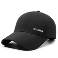 Klassische schwarze Baseballkappe aus atmungsaktivem Stoff mit weißem RUIEE Logo - Schwarz