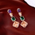 Dettaglio degli orecchini vintage con zirconi e pietre colorate su seta rossa - Perno in argento - Oro - Colorato