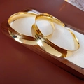 Grandi orecchini a cerchio tondi dorati minimalisti in metallo lucido su vassoio - Oro Tondo Cerchio (Perno in Argento)