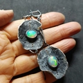 Boucles d'oreilles vintage en métal oxydé avec opales ovales au design artisanal - Boucles d'oreilles opale vintage
