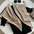 Écharpe élégante en soie à motif pied-de-poule avec bordure marron et accessoires - Blanc Cassé
