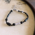 Bracelet ethnique perles noires et breloque argentée gravée au style rétro élégant - Nouveau Style Chinois de Perles de Riz Rondes en Pierre Naturelle
