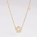 Detalle de un collar de flores doradas con brillantes diamantes de imitación sobre blanco - Dorado