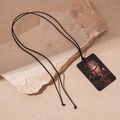 Gros plan détaillé du pendentif Black Myth Wukong sur roche avec cordon tressé noir - Style d'Impression de Héros Mythologique