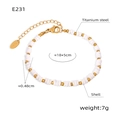 Detail eines Perlenarmbands mit weißen Muschelscheiben und goldenen Titanstahlperlen - Weißes Muschelarmband (E231) / 18+5cm