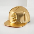 Cappellino hip-hop in ecopelle dorata con texture a serpente e teschio metallico - M (56-58cm) / Oro