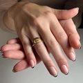 Set aus polierten Goldringen mit Schrauben und Nageldesign auf grauem Hintergrund - Französische Schwarze Kante Nude Pink (JP2494)