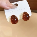 Dettaglio orecchini a goccia in resina ambrata con bordi in metallo dorato - Stile a goccia d'ambra (Perno per orecchini in argento colore oro-caffè)