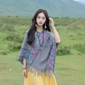 Grauer Boho-Strickponcho mit bunten geometrischen Mustern und Fransenverzierung - Grau