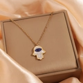 Hamsa Hand Halskette in Goldoptik mit blau-weißen Kristallen auf Seide - Augenförmige Zirkonia Halskette