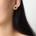 Pendientes circulares de titanio dorado con ónix negro y cristales de circonita brillantes - Estilo de Esmalte Negro
