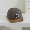 Detalle de gorra gris para bebé con visera amarilla y parche bordado con la letra B - 48-50cm (1-2 años) / Gris