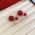 Dettaglio di orecchini con perle rosse, cavallo a dondolo dorato e zirconi lucenti - Orecchini Pendenti a Cavallo a Dondolo con Perle Rosse (1# Perno in Argento-Oro-Rosso)
