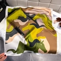Dettaglio foulard in seta con stampa di cavalli su sfondo morbido con accessori - 65*65cm / Verde (W-536)