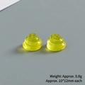 Vue macro de deux breloques en résine jaune montrant les dimensions 10x12mm et le poids - Jaune Lumineux
