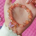 Perlenarmband mit rosa und braunen Perlen und lila Schmetterlingsanhänger - Pfirsichrosa