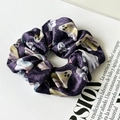 Détail d'un chouchou en satin violet avec motifs d'Halloween fantômes et toiles d'araignée - Fantôme Violet