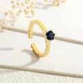 Detail eines 18K vergoldeten Wellenrings mit einem rund gefassten blauen Zirkon - Dunkelblau (RG0363-E)
