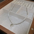 Französische Perlenkette mit Silberkette und Herzanhänger in einer hölzernen Schmuckbox - Herz Perle Gebrochenes Silber Halskette