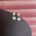 Pendientes de corazón cepillado con perlas de agua dulce en exhibidor rosa texturizado - Stud aretes / Plateado