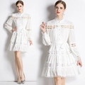 Elegante witte kanten jurk met lange mouwen, opstaande kraag en taillestrik - M / Wit