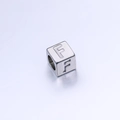 Perle cubique de 7mm en acier inoxydable argenté avec lettre F gravée pour bijoux - Lettre F
