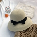 Elegante sombrero de paja beige con un lazo ancho de cinta negra para las vacaciones - Blanco Roto
