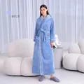 Accappatoio spesso in flanella blu per donna con bordino bianco e cintura in vita - Blu Mare (Donna)