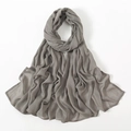 Détail du hijab en modal taupe respirant montrant la texture et les bords roulés fins - 190*85cm / Gris Argent