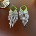 Dettaglio degli orecchini a rombo traforati con strass e lunghe nappe argentate - Ago d'Argento - Orecchini a Pendente Con Nappa a Rombo Verde