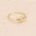 Gros plan détaillé d'une bague abeille dorée avec des ailes en zircon brillant - Motif Petite Abeille Exquis (8#)