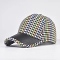 Λεπτομέρεια από πολύχρωμο ύφασμα houndstooth και μαύρο δερμάτινο γείσο στο καπέλο - Πολύχρωμο Patchwork Houndstooth Στυλ (01)