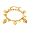 Bracciale a catena dorato in acciaio con cuore, perla e mano di Fatima su fondo bianco - Oro