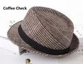 Détail de la texture à carreaux café et du ruban noir sur un chapeau fedora pour homme - Taille Unique 58cm / Carreaux Café