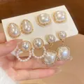 Set di orecchini eleganti con fiori e perle dorate su un cartoncino espositivo - Set da 4 Paia-Perno in Argento Oro Bianco Set
