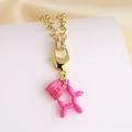 Collier avec pendentif chien ballon en émail rose et tasse à café, chaîne dorée 18k - Rose rouge